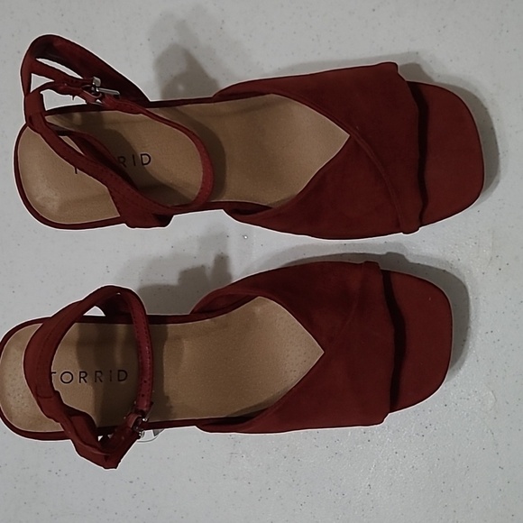 NWT Torrid burgandy suede platform heels size 9W - Picture 3 of 13